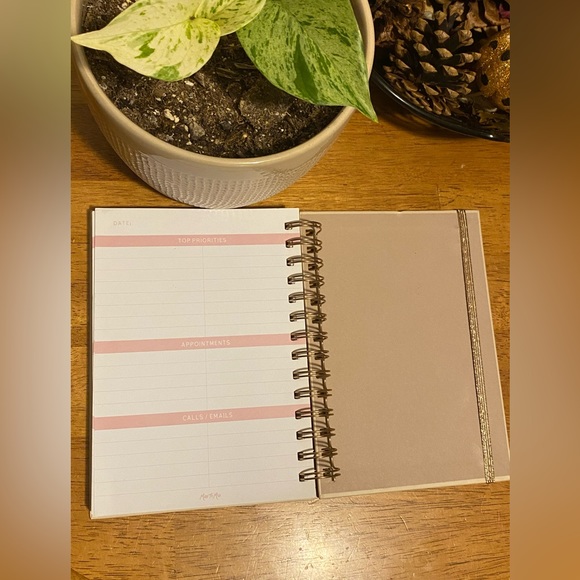 Miss to Mrs Blank Wedding Planner w/ Countdown Calendar - Picture 6 of 7